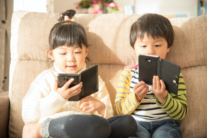 小学生のスマホ所持率は5割以上 小学生からスマホを持つメリット デメリットを詳しくご紹介 保険 証券 マニュライフ ファイナンシャル アドバイザーズ 株