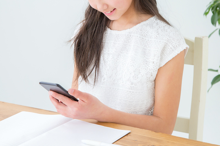 小学生のスマホ所持率は5割以上 小学生からスマホを持つメリット デメリットを詳しくご紹介 保険 証券 マニュライフ ファイナンシャル アドバイザーズ 株